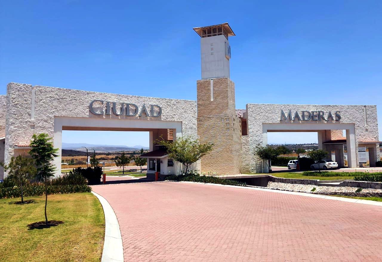Acceso de Ciudad Maderas
